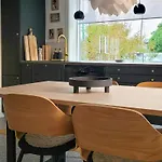 1950s Functionalist With Vagakallen Views 펜션 Skrova